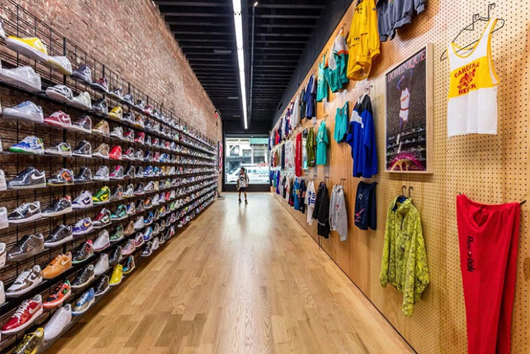 Стильный дизайн магазина спортивной обуви и одежды